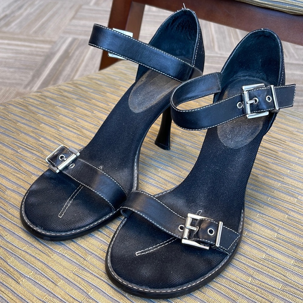 Cute sandal!
